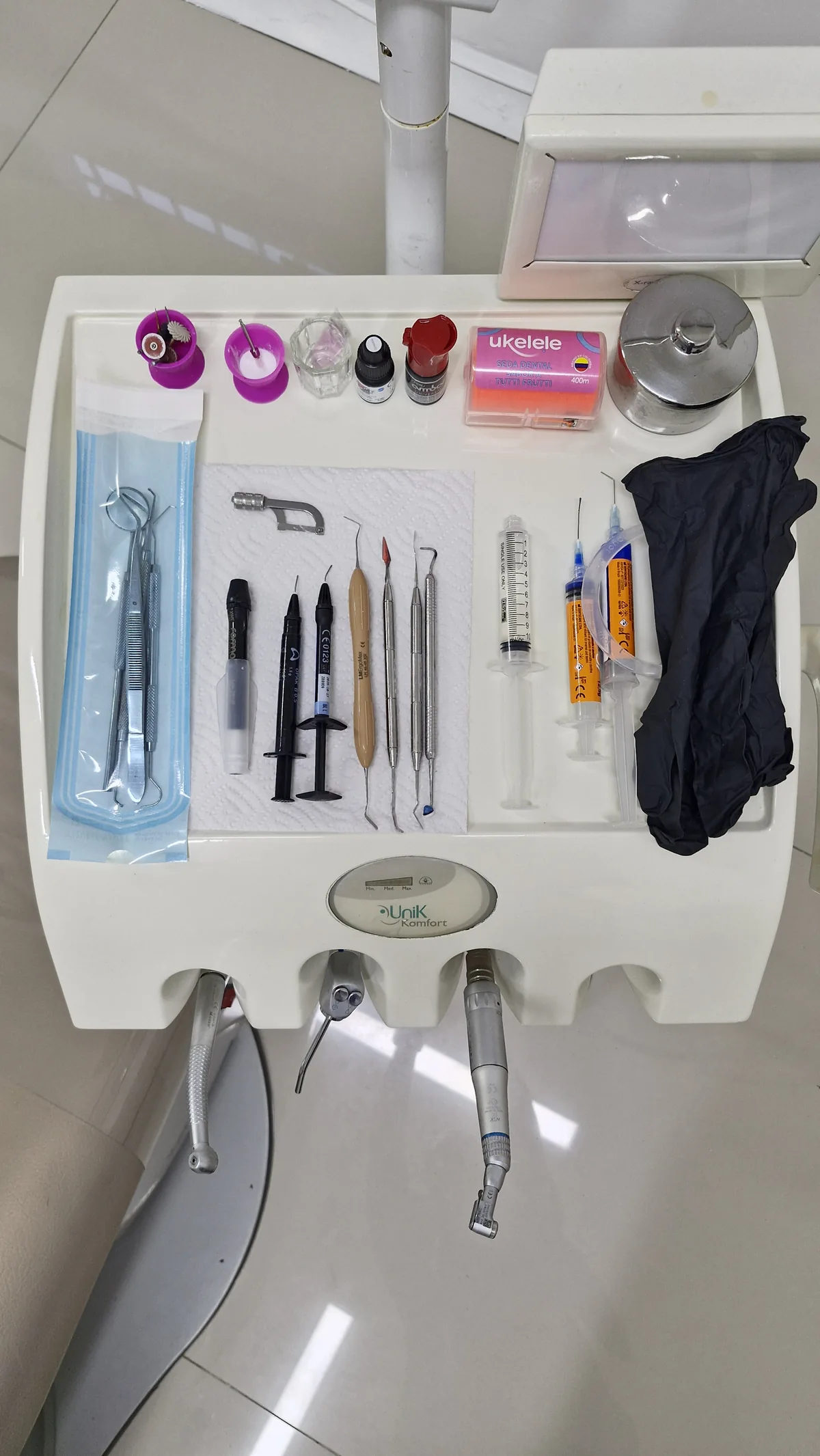 Bandeja preparada con materiales odontológicos en Reluxdent