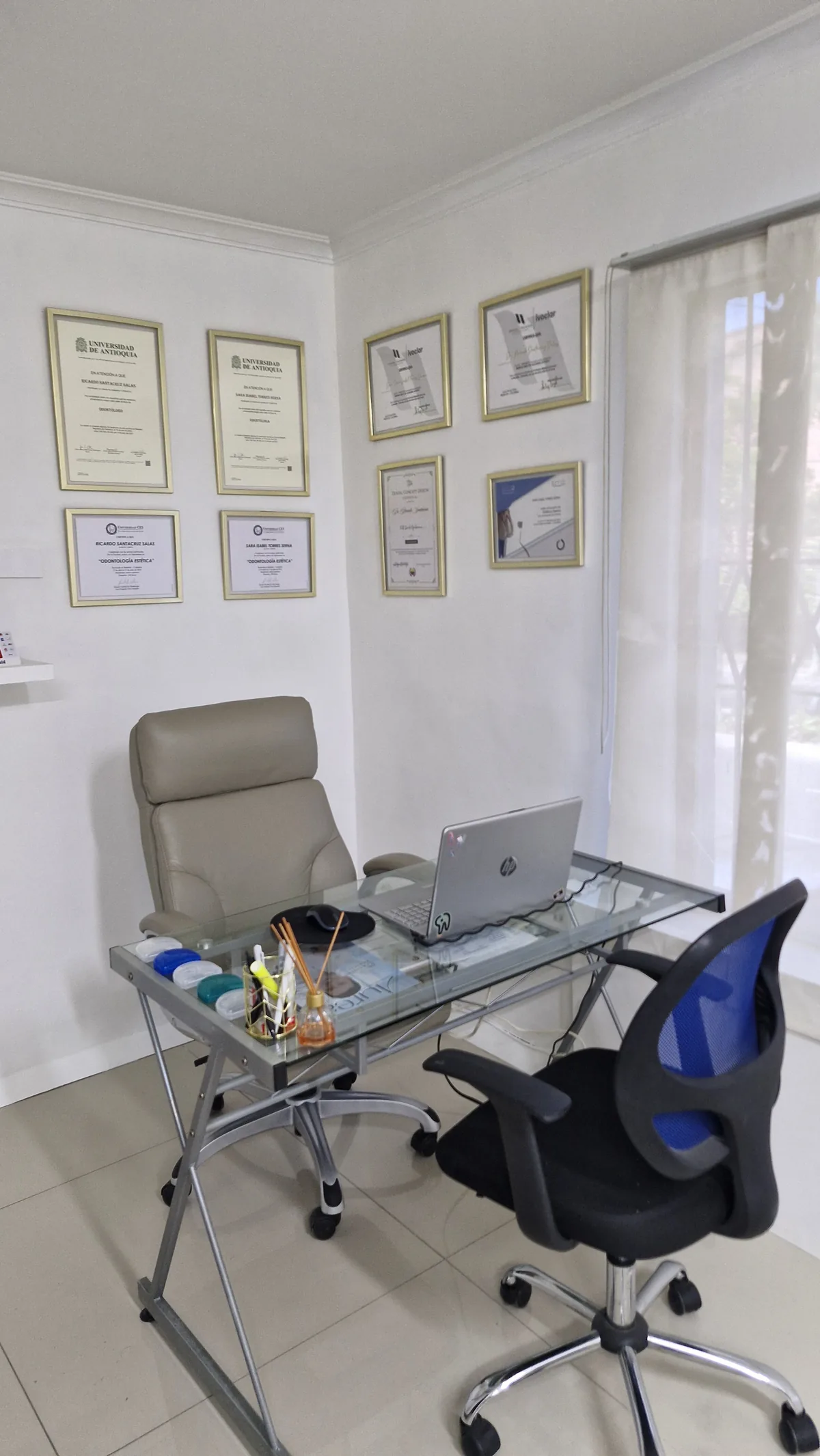 Espacio de valoración con diplomas del equipo Reluxdent
