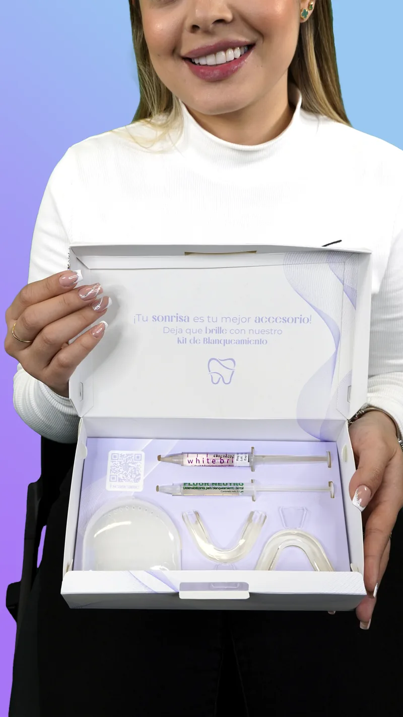 Caja abierta de Perfect White con dos jeringas, cubetas y estuche